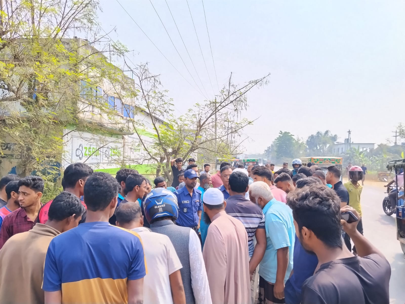 নওগাঁয় বাসের সঙ্গে মুখোমুখি সংঘর্ষে যুবকের মৃত্যু